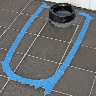 Montering af toilet uden skruer: Limning af toilet Montering af toilet uden skruer: Limning af toilet